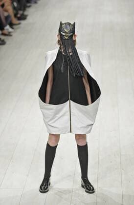 A model presents a creation by Ukrainian designer Yauheniya Belskaya during the Ukrainian Fashion Week in Kiev on October 18, 2015.  KIE2015101804 IVANxVAKOLENKO