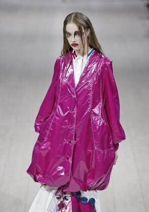 A model presents a creation by Ukrainian designer Yana Chervinska during the Ukrainian Fashion Week in Kiev on October 18, 2015.  KIE2015101811 IVANxVAKOLENKO