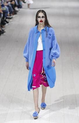 A model presents a creation by Ukrainian designer Yana Chervinska during the Ukrainian Fashion Week in Kiev on October 18, 2015.  KIE2015101812 IVANxVAKOLENKO
