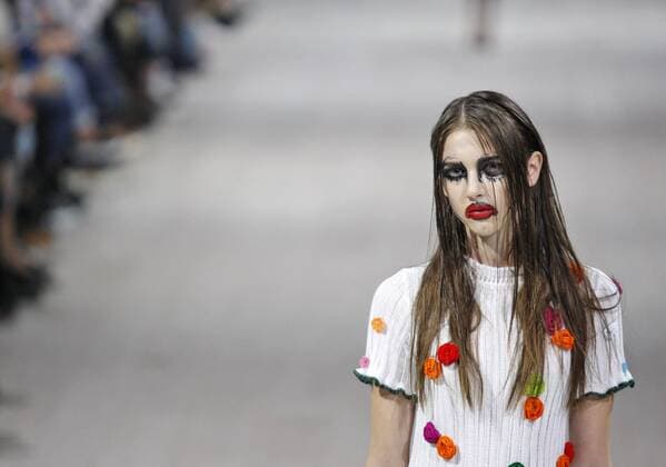 A model presents a creation by Ukrainian designer Yana Chervinska during the Ukrainian Fashion Week in Kiev on October 18, 2015.  KIE2015101813 IVANxVAKOLENKO