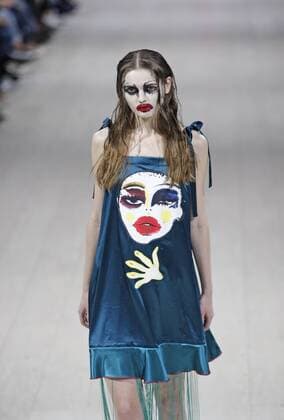 A model presents a creation by Ukrainian designer Yana Chervinska during the Ukrainian Fashion Week in Kiev on October 18, 2015.  KIE2015101814 IVANxVAKOLENKO