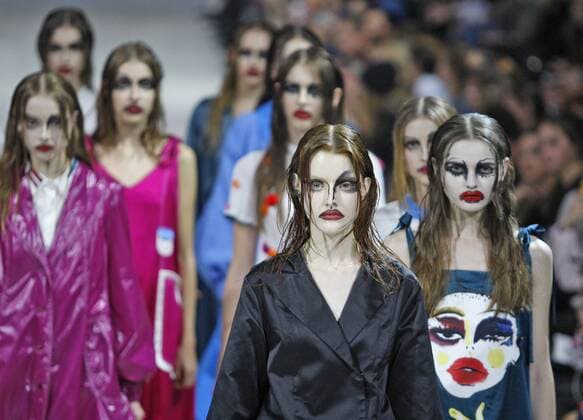 Models present a creation by Ukrainian designer Yana Chervinska during the Ukrainian Fashion Week in Kiev on October 18, 2015.  KIE2015101815 IVANxVAKOLENKO