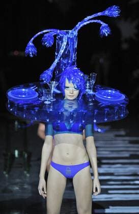 A model presents a creation by Ukrainian designer Alexey Zalevskiy during the Ukrainian Fashion Week in Kiev on October 18, 2015.  KIE2015101817 IVANxVAKOLENKO