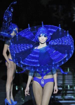 A model presents a creation by Ukrainian designer Alexey Zalevskiy during the Ukrainian Fashion Week in Kiev on October 18, 2015.  KIE2015101818 IVANxVAKOLENKO
