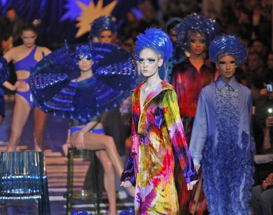 A model presents a creation by Ukrainian designer Alexey Zalevskiy during the Ukrainian Fashion Week in Kiev on October 18, 2015.  KIE2015101820 IVANxVAKOLENKO