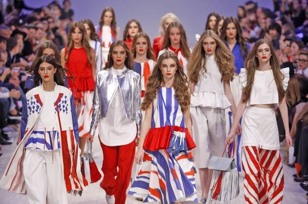 Models present creations by Ukrainian designer Yana Belyaeva during the Ukrainian Fashion Week in Kiev on October 18, 2015.  KIE2015101825 IVANxVAKOLENKO