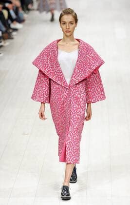 Models present creations by Belorusian designer Anna Zabelina during the Ukrainian Fashion Week in Kiev on October 18, 2015.  KIE2015101830 IVANxVAKOLENKO