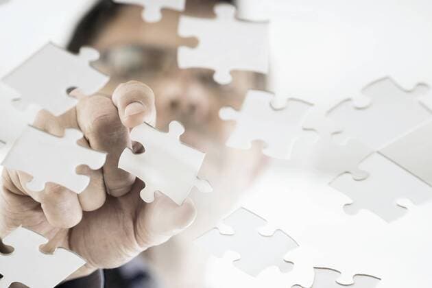 Businessman arranging jigsaw puzzle pieces, Bavaria, Germany mit_2003_03514