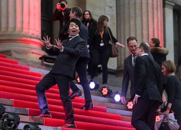 (151018) -- BERLIN, Oct. 18, 2015 -- Chinese pianist Lang Lang poses as he arrives for the award ceremony of Echo Klassik 2015 at the Konzerthaus in Berlin, Germany, on Oct. 18, 2015. Lang Lang was awarded the Echo Klassik music prize in the category instrumentalist of the year (piano) and a special prize for the Lang Lang International Music Foundation here on Sunday. ) GERMANY-BERLIN-ECHO KLASSIK-LANG LANG ZhangxFan 