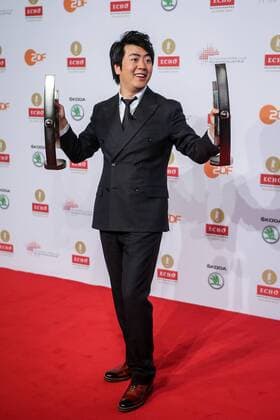 (151018) -- BERLIN, Oct. 18, 2015 -- Chinese pianist Lang Lang poses with his trophies after the award ceremony of Echo Klassik 2015 at the Konzerthaus in Berlin, Germany, on Oct. 18, 2015. Lang Lang was awarded the Echo Klassik music prize in the category instrumentalist of the year (piano) and a special prize for the Lang Lang International Music Foundation here on Sunday. ) GERMANY-BERLIN-ECHO KLASSIK-LANG LANG ZhangxFan 