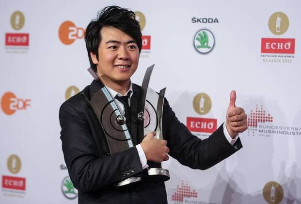 (151018) -- BERLIN, Oct. 18, 2015 -- Chinese pianist Lang Lang poses with his trophies after the award ceremony of Echo Klassik 2015 at the Konzerthaus in Berlin, Germany, on Oct. 18, 2015. Lang Lang was awarded the Echo Klassik music prize in the category instrumentalist of the year (piano) and a special prize for the Lang Lang International Music Foundation here on Sunday. ) GERMANY-BERLIN-ECHO KLASSIK-LANG LANG ZhangxFan 