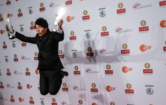 (151018) -- BERLIN, Oct. 18, 2015 -- Chinese pianist Lang Lang poses with his trophies after the award ceremony of Echo Klassik 2015 at the Konzerthaus in Berlin, Germany, on Oct. 18, 2015. Lang Lang was awarded the Echo Klassik music prize in the category instrumentalist of the year (piano) and a special prize for the Lang Lang International Music Foundation here on Sunday. ) GERMANY-BERLIN-ECHO KLASSIK-LANG LANG ZhangxFan 
