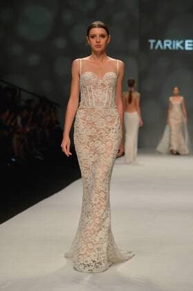 SHANGHAI, Oct. 18, 2015 -- A model presents a wedding dress creation by Turkish brand Tarik Ediz during the Shanghai Fashion Week in Shanghai, east China, Oct. 18, 2015. ) (ry) CHINA-SHANGHAI-FASHION WEEK (CN) GuoxChangyao 