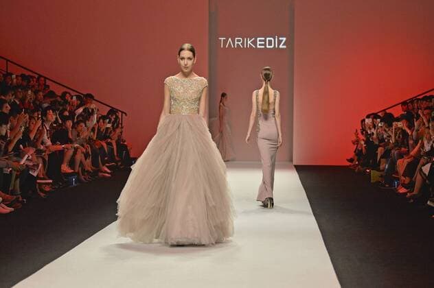 SHANGHAI, Oct. 18, 2015 -- A model presents a wedding dress creation by Turkish brand Tarik Ediz during the Shanghai Fashion Week in Shanghai, east China, Oct. 18, 2015. ) (ry) CHINA-SHANGHAI-FASHION WEEK (CN) GuoxChangyao 