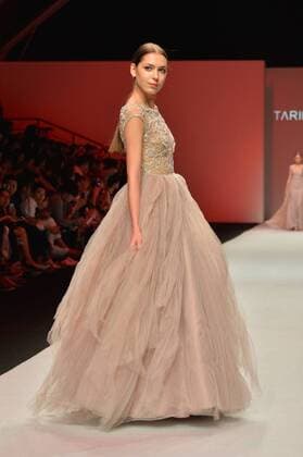 SHANGHAI, Oct. 18, 2015 -- A model presents a wedding dress creation by Turkish brand Tarik Ediz during the Shanghai Fashion Week in Shanghai, east China, Oct. 18, 2015. ) (ry) CHINA-SHANGHAI-FASHION WEEK (CN) GuoxChangyao 