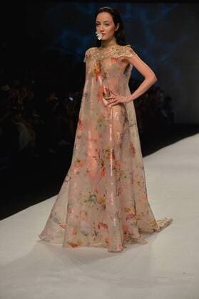 SHANGHAI, Oct. 18, 2015 -- A model displays a creation by designer Wang Feng at the 2016 spring summer collection during the Shanghai Fashion Week in Shanghai, east China, Oct. 18, 2015. ) (wsw) CHINA-SHANGHAI-FASHION WEEK-WANG FENG (CN) GuoxChangyao 