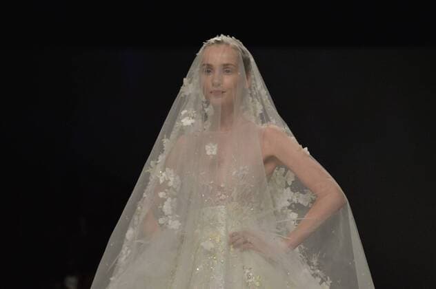 SHANGHAI, Oct. 18, 2015 -- A model displays a creation by designer Wang Feng at the 2016 spring summer collection during the Shanghai Fashion Week in Shanghai, east China, Oct. 18, 2015. ) (wsw) CHINA-SHANGHAI-FASHION WEEK-WANG FENG (CN) GuoxChangyao 
