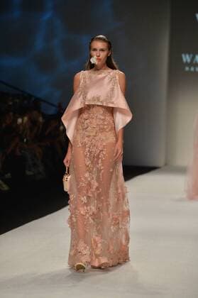 SHANGHAI, Oct. 18, 2015 -- A model displays a creation by designer Wang Feng at the 2016 spring summer collection during the Shanghai Fashion Week in Shanghai, east China, Oct. 18, 2015. ) (wsw) CHINA-SHANGHAI-FASHION WEEK-WANG FENG (CN) GuoxChangyao 