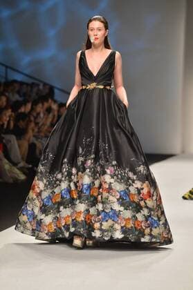 SHANGHAI, Oct. 18, 2015 -- A model displays a creation by designer Wang Feng at the 2016 spring summer collection during the Shanghai Fashion Week in Shanghai, east China, Oct. 18, 2015. ) (wsw) CHINA-SHANGHAI-FASHION WEEK-WANG FENG (CN) GuoxChangyao 