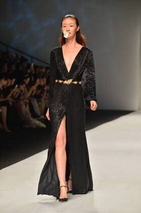 SHANGHAI, Oct. 18, 2015 -- A model displays a creation by designer Wang Feng at the 2016 spring summer collection during the Shanghai Fashion Week in Shanghai, east China, Oct. 18, 2015. ) (wsw) CHINA-SHANGHAI-FASHION WEEK-WANG FENG (CN) GuoxChangyao 
