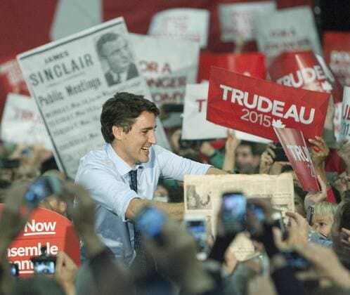 Liberal leader Justin Trudeau greets supporters during a final rally attended by several thousand on the last day in the summer fall federal election campaign in North Vancouver, British Columbia, October 18, 2015. Voters go to the polls tomorrow, October 19, 2015.  VAP2015101810 HEINZxRUCKEMANN