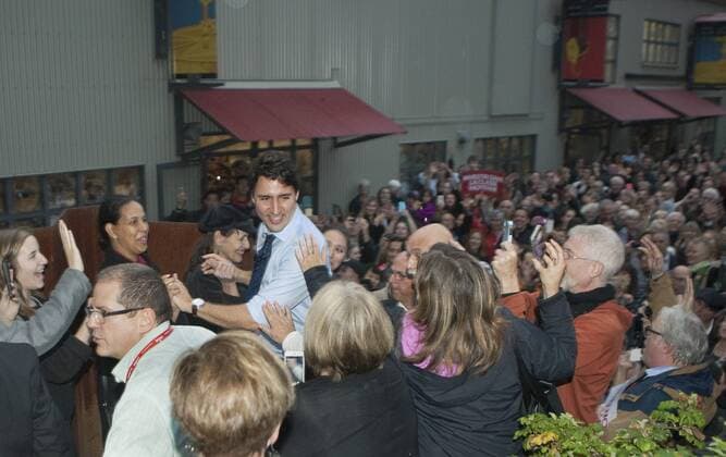 Liberal leader Justin Trudeau greets supporters during a final rally attended by several thousand on the last day in the summer fall federal election campaign in North Vancouver, British Columbia, October 18, 2015. Voters go to the polls tomorrow, October 19, 2015.  VAP2015101818 HEINZxRUCKEMANN