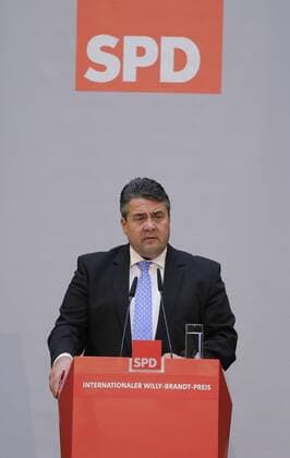 Berlin, Willy-Brandt-Haus, Verleihung des 4. Internationalen Willy-Brandt-Preises an die ungarische Philosophin Ágnes Heller und die britische Journalistin Sarah Harrison, Foto: Sigmar Gabriel, SPD-Parteivorsitzender und Bundesminister für Wirtschaft und Energie