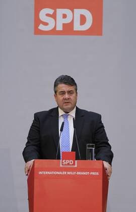 Berlin, Willy-Brandt-Haus, Verleihung des 4. Internationalen Willy-Brandt-Preises an die ungarische Philosophin Ágnes Heller und die britische Journalistin Sarah Harrison, Foto: Sigmar Gabriel, SPD-Parteivorsitzender und Bundesminister für Wirtschaft und Energie