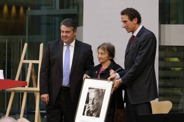 Berlin, Willy-Brandt-Haus, Verleihung des 4. Internationalen Willy-Brandt-Preises an die ungarische Philosophin Ágnes Heller und die britische Journalistin Sarah Harrison, Foto: Sigmar Gabriel, SPD-Parteivorsitzender und Bundesminister für Wirtschaft und Energie, Preisträgerin des Internationalen Willy-Brandt-Preises 2015, Prof. Ágnes Heller, Autorin und Philosophin, Prof. Dr. Julian Nida-Rümelin, Vorsitzender der Jury des Internationalen Willy-Brandt-Preises