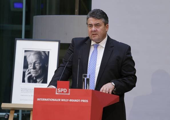 Berlin, Willy-Brandt-Haus, Verleihung des 4. Internationalen Willy-Brandt-Preises an die ungarische Philosophin Ágnes Heller und die britische Journalistin Sarah Harrison, Foto: Sigmar Gabriel, SPD-Parteivorsitzender und Bundesminister für Wirtschaft und Energie