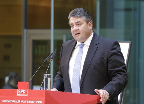 Berlin, Willy-Brandt-Haus, Verleihung des 4. Internationalen Willy-Brandt-Preises an die ungarische Philosophin Ágnes Heller und die britische Journalistin Sarah Harrison, Foto: Sigmar Gabriel, SPD-Parteivorsitzender und Bundesminister für Wirtschaft und Energie