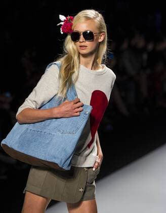 (151020) -- TORONTO, Oct. 19, 2015 -- A model walks the runway wearing Preloved SS 2016 collection during the World MasterCard Toronto Fashion Week Spring Sumer 2016 at David Pecaut Square in Toronto, Canada, Oct. 19, 2015. ) CANADA-TORONTO-FASHION WEEK ZouxZheng 