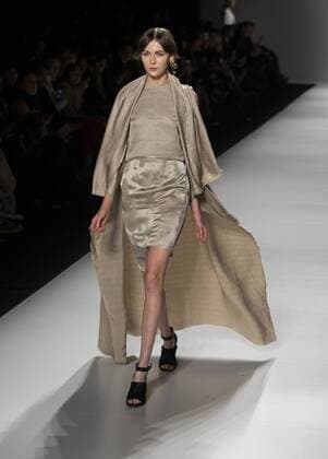 (151020) -- TORONTO, Oct. 19, 2015 -- A model walks the runway wearing Sid Neigum SS 2016 collection during the World MasterCard Toronto Fashion Week Spring Sumer 2016 at David Pecaut Square in Toronto, Canada, Oct. 19, 2015. ) CANADA-TORONTO-FASHION WEEK ZouxZheng 