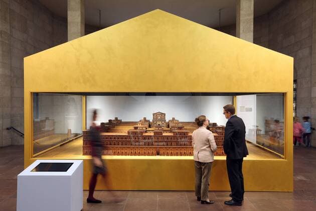 Der monumentale Tempel, den Koenig Salomon als Wohnung Gottes in Jerusalem errichten liess, ist in den naechsten Wochen im Hamburg-Museum zu besichtigen: Die kunstvolle Holzarbeit mit einer Seitenlänge von knapp 3,50 Metern ist nach Museumsangaben das einzige noch erhaltene Tempel-Modell aus der Barock-Zeit (Foto vom 20.10.15). Auftraggeber für das Hamburger Modell war der Jurist und Ratsherr Gerhard Schott (1641-1702), Mitbegruender und Direktor der Hamburger Oper. Nachweislich 1692 war der Tempel nach sechs Jahren Bauzeit erstmals im Opernhaus zu sehen. (Siehe epd-Meldung vom 20.10.15) Hamburg-Museum zeigt den Salomonischen Tempel im Modell Copyright: epd-bild StephanxWallocha EDITORIAL USE ONLY