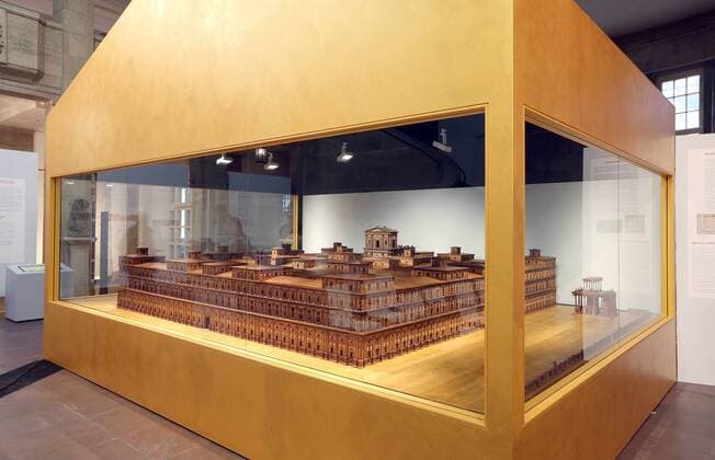 Der monumentale Tempel, den Koenig Salomon als Wohnung Gottes in Jerusalem errichten liess, ist in den naechsten Wochen im Hamburg-Museum zu besichtigen: Die kunstvolle Holzarbeit mit einer Seitenlänge von knapp 3,50 Metern ist nach Museumsangaben das einzige noch erhaltene Tempel-Modell aus der Barock-Zeit (Foto vom 20.10.15). Auftraggeber für das Hamburger Modell war der Jurist und Ratsherr Gerhard Schott (1641-1702), Mitbegruender und Direktor der Hamburger Oper. Nachweislich 1692 war der Tempel nach sechs Jahren Bauzeit erstmals im Opernhaus zu sehen. (Siehe epd-Meldung vom 20.10.15) Hamburg-Museum zeigt den Salomonischen Tempel im Modell Copyright: epd-bild StephanxWallocha EDITORIAL USE ONLY