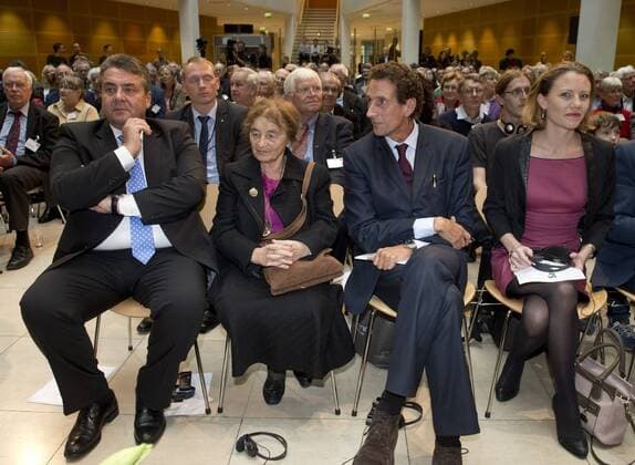 vl: Sigmar GABRIEL (SPD-Vorsitzender, Bundeswirtschaftsminister), Preistraegerin Philosphin Agnes HELLER (HUN), Prof. Julian NIDA-RUEMELIN (Vorsitzender der Jury des Internationalen Willy-Brandt-Preises) und Sonderpreistraegerin Sarah HARRISON (britische Journalistin) Verleihung des Internationalen Willy-Brandt Preis 2015 von der Sozialdemokratischen Partei Deutschlands (SPD) im Willy-Brandt-Haus in Berlin, Deutschland am 19.10.2015.