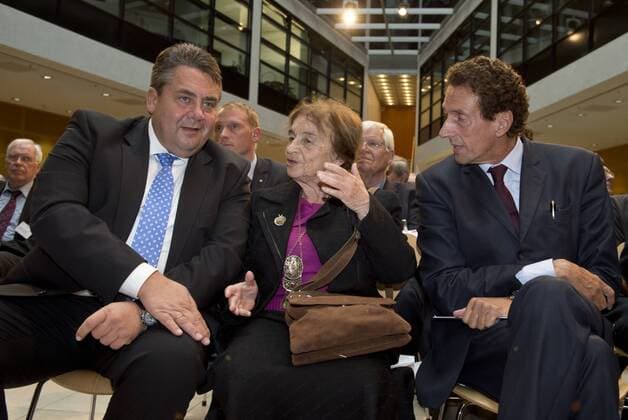 vl: Sigmar GABRIEL (SPD-Vorsitzender, Bundeswirtschaftsminister), Preistraegerin Philosphin Agnes HELLER (HUN) und Prof. Julian NIDA-RUEMELIN (Vorsitzender der Jury des Internationalen Willy-Brandt-Preises) Verleihung des Internationalen Willy-Brandt Preis 2015 von der Sozialdemokratischen Partei Deutschlands (SPD) im Willy-Brandt-Haus in Berlin, Deutschland am 19.10.2015.