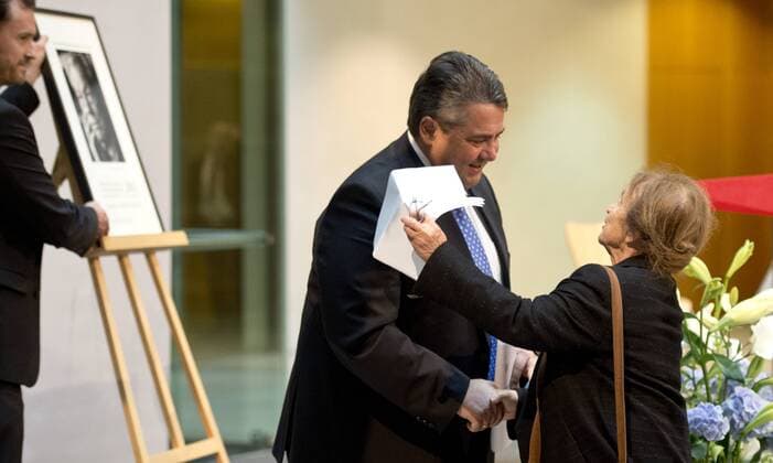 Laudator Sigmar GABRIEL (SPD-Vorsitzender, Bundeswirtschaftsminister) gratuliert Preistraegerin Philosphin Agnes HELLER (HUN) Verleihung des Internationalen Willy-Brandt Preis 2015 von der Sozialdemokratischen Partei Deutschlands (SPD) im Willy-Brandt-Haus in Berlin, Deutschland am 19.10.2015.