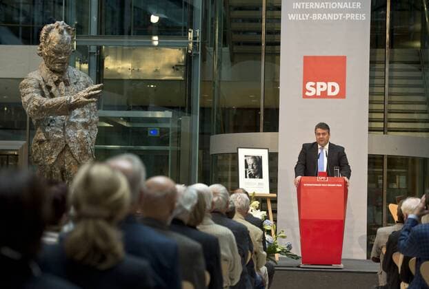 Laudator Sigmar GABRIEL (SPD-Vorsitzender, Bundeswirtschaftsminister) waehrend seiner Rede auf dem Podium. Verleihung des Internationalen Willy-Brandt Preis 2015 von der Sozialdemokratischen Partei Deutschlands (SPD) im Willy-Brandt-Haus in Berlin, Deutschland am 19.10.2015.