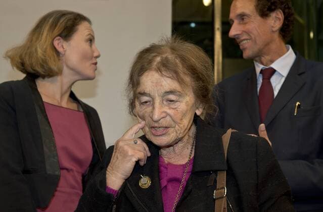 vl: Sonderpreistraegerin Sarah HARRISON (britische Journalistin), Preistraegerin Philosphin Agnes HELLER (HUN) und Prof. Julian NIDA-RUEMELIN (Vorsitzender der Jury des Internationalen Willy-Brandt-Preises) Verleihung des Internationalen Willy-Brandt Preis 2015 von der Sozialdemokratischen Partei Deutschlands (SPD) im Willy-Brandt-Haus in Berlin, Deutschland am 19.10.2015.