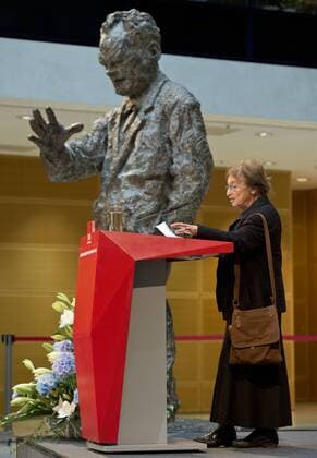 Preistraegerin Philosphin Agnes HELLER (HUN) waehrend ihrer Rede auf dem Podium. Verleihung des Internationalen Willy-Brandt Preis 2015 von der Sozialdemokratischen Partei Deutschlands (SPD) im Willy-Brandt-Haus in Berlin, Deutschland am 19.10.2015.