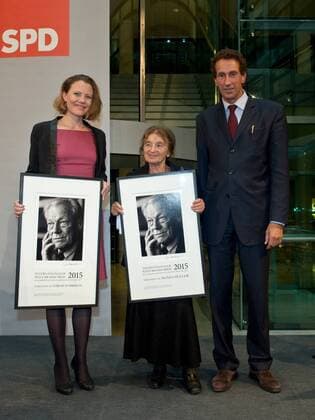 vl: Sonderpreistraegerin Sarah HARRISON (britische Journalistin), Preistraegerin Philosphin Agnes HELLER (HUN) und Prof. Julian NIDA-RUEMELIN (Vorsitzender der Jury des Internationalen Willy-Brandt-Preises) Verleihung des Internationalen Willy-Brandt Preis 2015 von der Sozialdemokratischen Partei Deutschlands (SPD) im Willy-Brandt-Haus in Berlin, Deutschland am 19.10.2015.