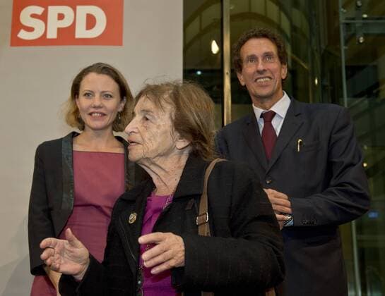 vl: Sonderpreistraegerin Sarah HARRISON (britische Journalistin), Preistraegerin Philosphin Agnes HELLER (HUN) und Prof. Julian NIDA-RUEMELIN (Vorsitzender der Jury des Internationalen Willy-Brandt-Preises) Verleihung des Internationalen Willy-Brandt Preis 2015 von der Sozialdemokratischen Partei Deutschlands (SPD) im Willy-Brandt-Haus in Berlin, Deutschland am 19.10.2015.
