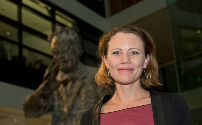 Sonderpreistraegerin Sarah HARRISON (britische Journalistin). Sie erhaelt den Sonderpreis für besonderen politischen Mut. Verleihung des Internationalen Willy-Brandt Preis 2015 von der Sozialdemokratischen Partei Deutschlands (SPD) im Willy-Brandt-Haus in Berlin, Deutschland am 19.10.2015.
