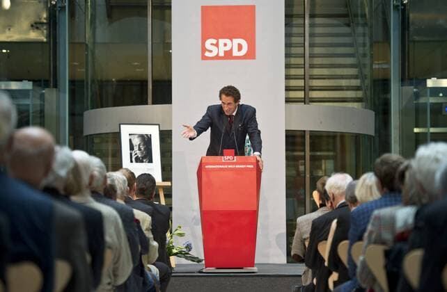 Laudator Prof. Julian NIDA-RUEMELIN (Vorsitzender der Jury des Internationalen Willy-Brandt-Preises) waehrend seiner Rede auf dem Podium. Verleihung des Internationalen Willy-Brandt Preis 2015 von der Sozialdemokratischen Partei Deutschlands (SPD) im Willy-Brandt-Haus in Berlin, Deutschland am 19.10.2015.