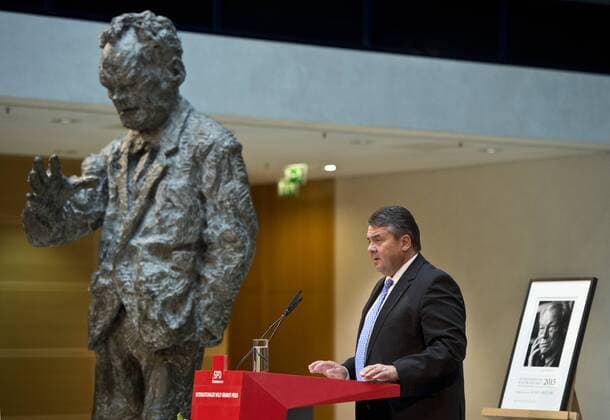 Laudator Sigmar GABRIEL (SPD-Vorsitzender, Bundeswirtschaftsminister) waehrend seiner Rede auf dem Podium. Verleihung des Internationalen Willy-Brandt Preis 2015 von der Sozialdemokratischen Partei Deutschlands (SPD) im Willy-Brandt-Haus in Berlin, Deutschland am 19.10.2015.