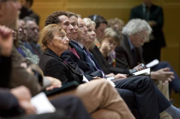 vl: Preistraegerin Philosphin Agnes HELLER (HUN), Prof. Julian NIDA-RUEMELIN (Vorsitzender der Jury des Internationalen Willy-Brandt-Preises), Sonderpreistraegerin Sarah HARRISON (britische Journalistin) mit ihren Eltern Ian und Jennifer HARRISSON. Verleihung des Internationalen Willy-Brandt Preis 2015 von der Sozialdemokratischen Partei Deutschlands (SPD) im Willy-Brandt-Haus in Berlin, Deutschland am 19.10.2015.