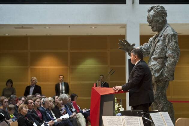 Laudator Sigmar GABRIEL (SPD-Vorsitzender, Bundeswirtschaftsminister) waehrend seiner Rede auf dem Podium. Verleihung des Internationalen Willy-Brandt Preis 2015 von der Sozialdemokratischen Partei Deutschlands (SPD) im Willy-Brandt-Haus in Berlin, Deutschland am 19.10.2015.