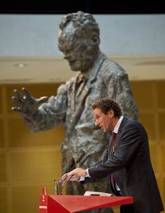 Laudator Prof. Julian NIDA-RUEMELIN (Vorsitzender der Jury des Internationalen Willy-Brandt-Preises) waehrend seiner Rede auf dem Podium. Verleihung des Internationalen Willy-Brandt Preis 2015 von der Sozialdemokratischen Partei Deutschlands (SPD) im Willy-Brandt-Haus in Berlin, Deutschland am 19.10.2015.