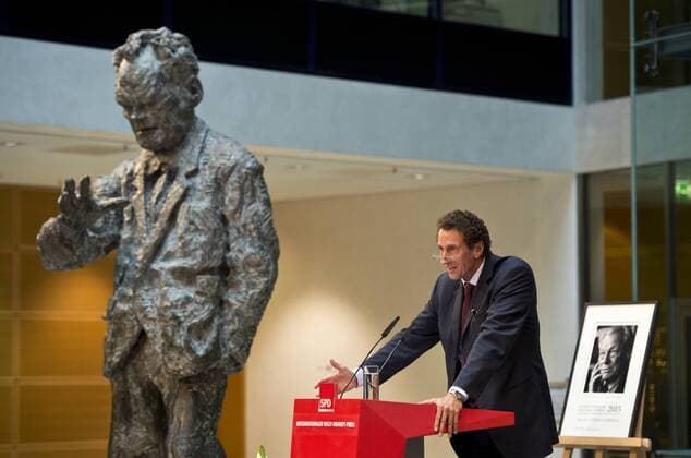 Laudator Prof. Julian NIDA-RUEMELIN (Vorsitzender der Jury des Internationalen Willy-Brandt-Preises) waehrend seiner Rede auf dem Podium. Verleihung des Internationalen Willy-Brandt Preis 2015 von der Sozialdemokratischen Partei Deutschlands (SPD) im Willy-Brandt-Haus in Berlin, Deutschland am 19.10.2015.